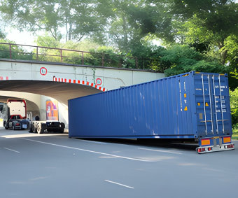 Container-LKW nach Unfall mit niedriger Brücke – LKW Gutachten in Duisburg und Umgebung