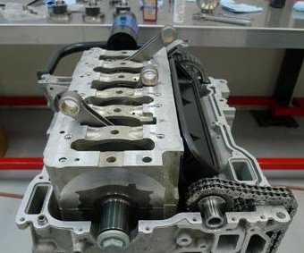 Zerlegter Kfz-Motor zur Schadensanalyse für Motorgutachten durch Gutachter in Duisburg